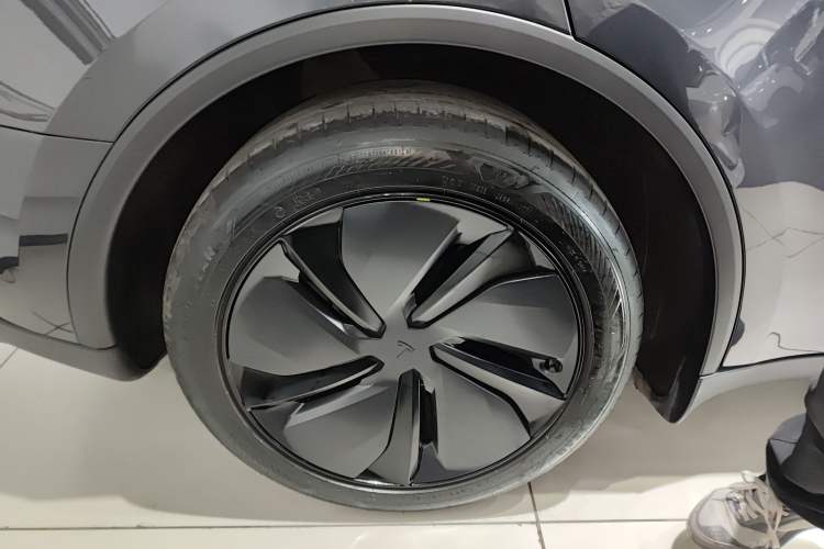 Used Tesla Model Y 2025 Rear-Wheel-Drive Version Right Rear Wheel Hub