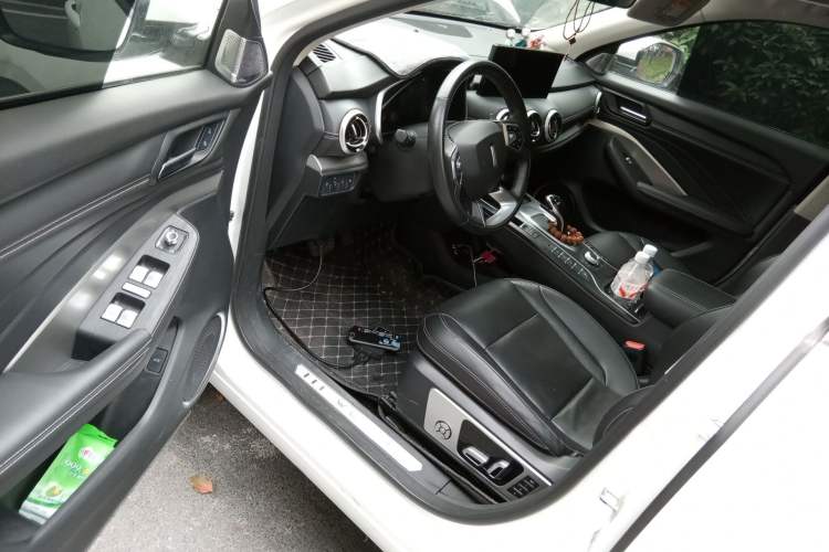 Used Wey VV6 2020 2.0T Two-Wheel Drive Smart Enjoyment+