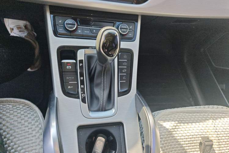 Used Geely Auto Emgrand X7 Sport 2016 1.8TD Automatic Smart Model Gear Lever