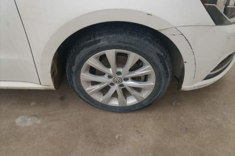 Used Volkswagen Lavida 2015 1.6L Automatic Comfort Edition Right Front Wheel Hub