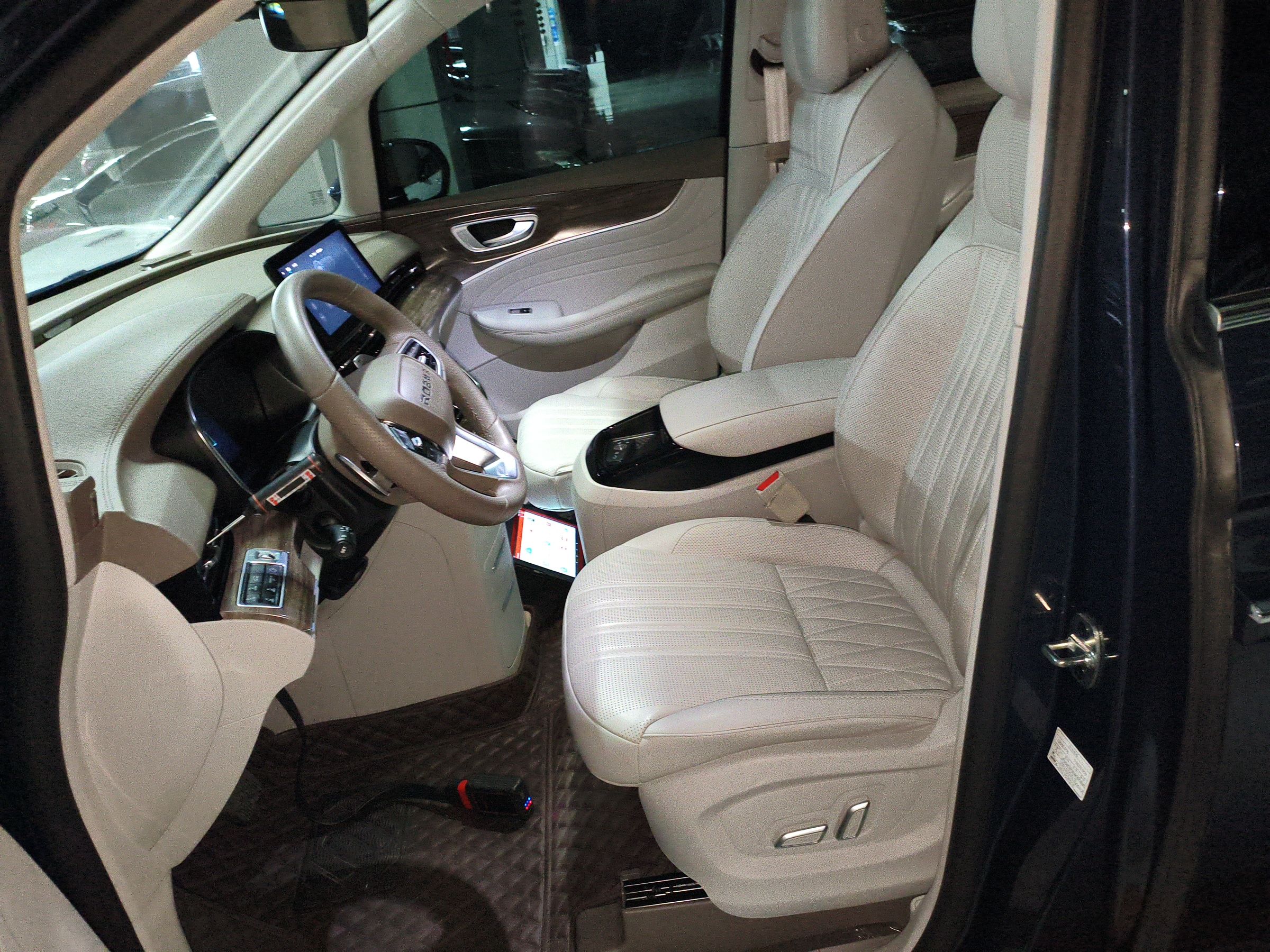 المقاعد الأمامية داخل السيارة