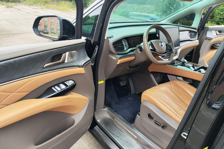 Used Denza D9 2022 DM-i 1040 Prestige Model Interior 3