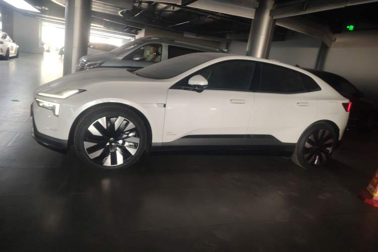 Used Polestar 4 2024 Single-Motor Standard Range PLUS Dual-Star Connectivity Edition
