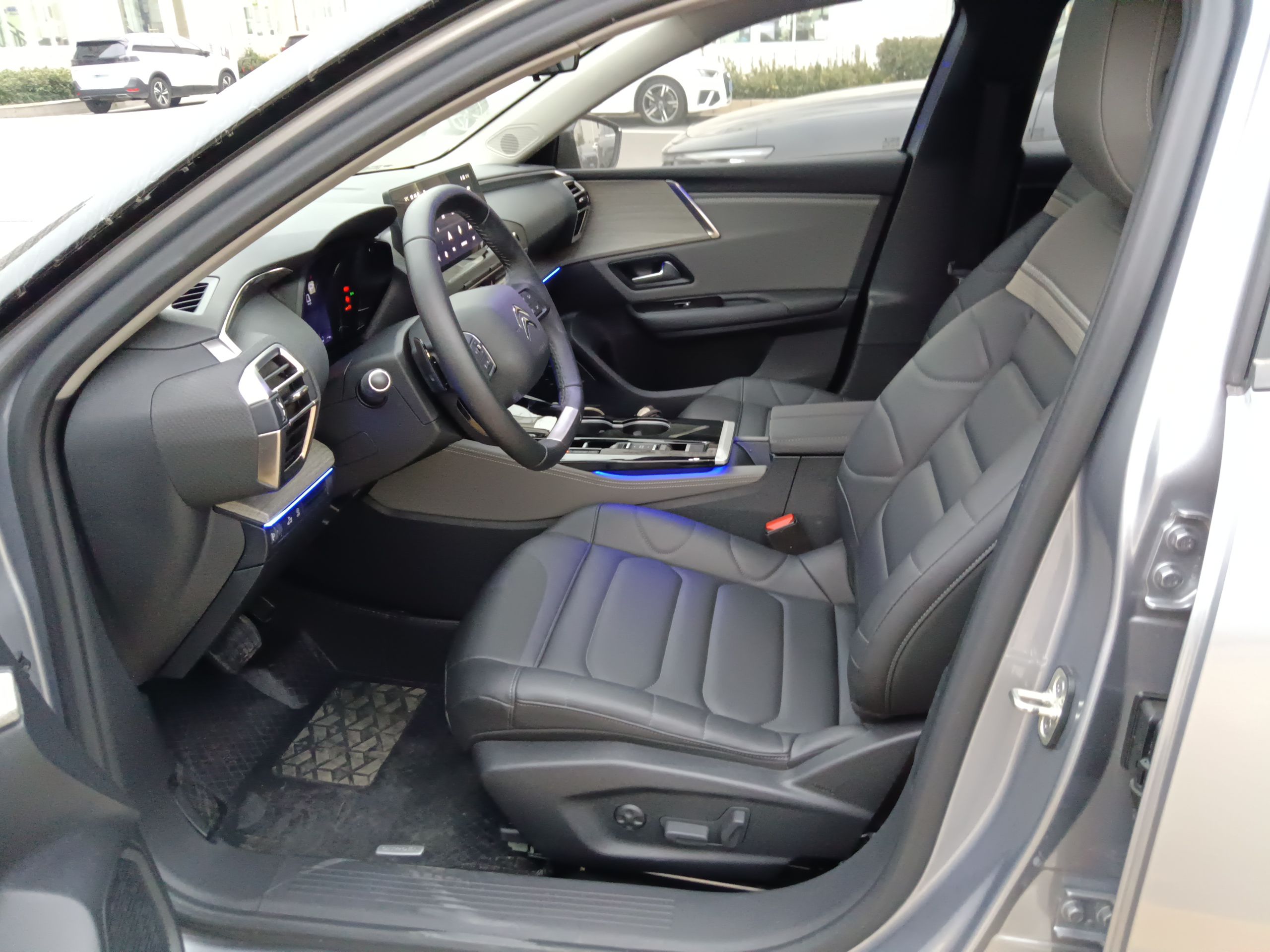 Переднее сиденье в автомобиле