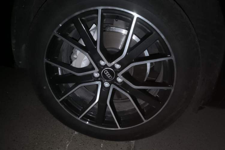 Used Audi Q5L 2025 Facelift 45th Anniversary Collector's Edition 40 TFSI Luxury Dynamic Version Right Front Wheel Hub