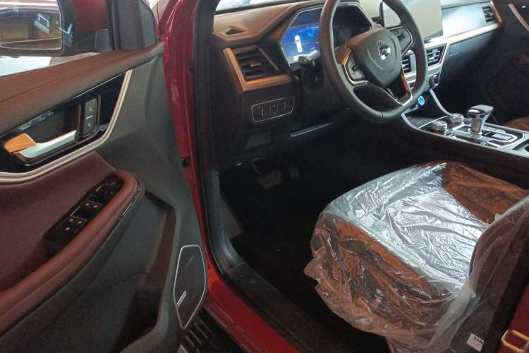 Used Sinotruk BOLDEN 2024 Passenger Version 2.0T Automatic Diesel 4x4 Standard Wheelbase Luxury Edition