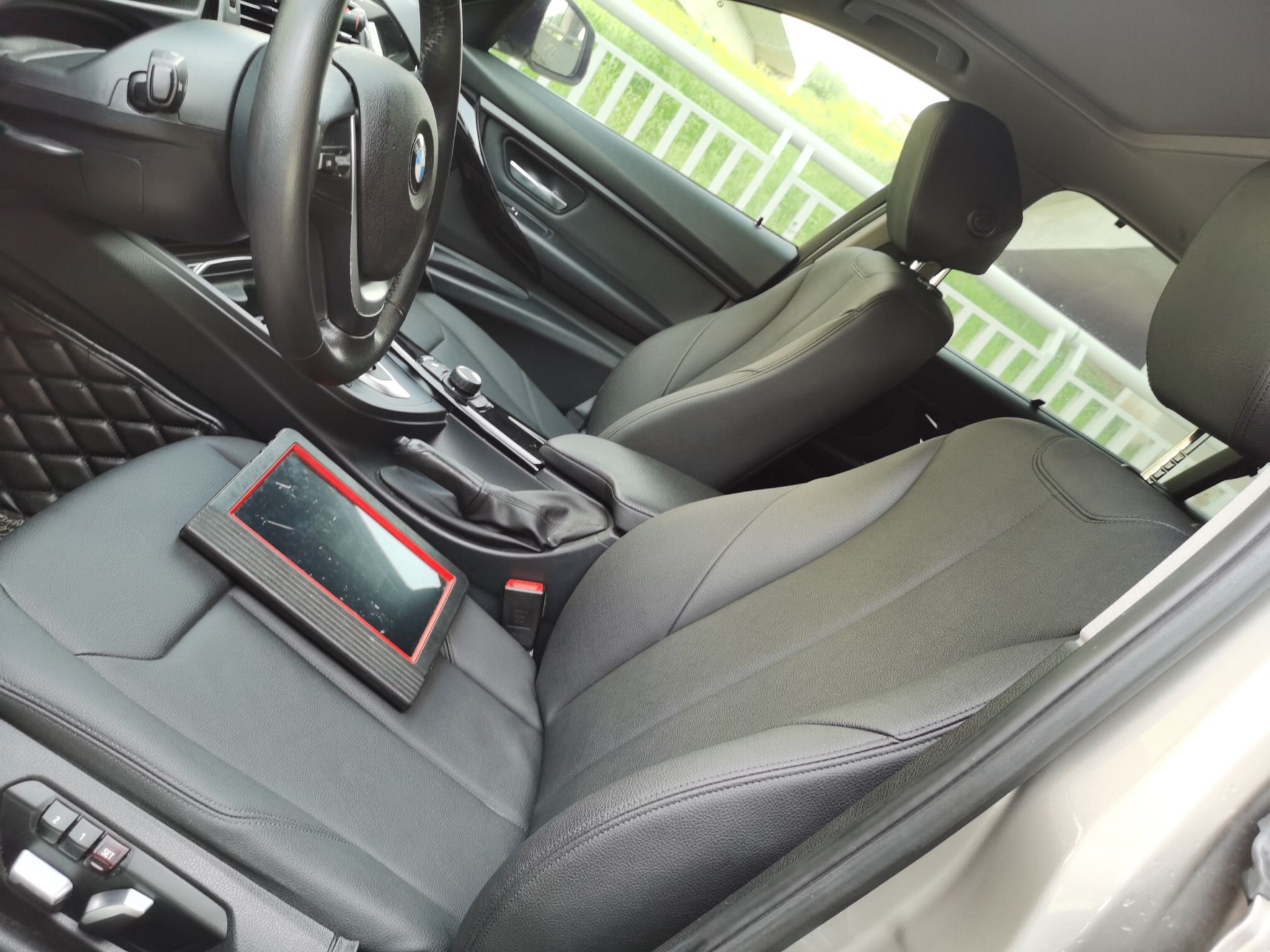 Переднее сиденье в автомобиле