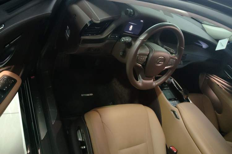 Used Lexus LS 2018 500h Excellence Edition China VI standard