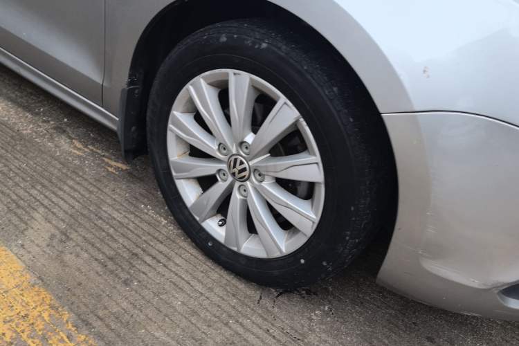 Used Volkswagen Sagitar 2014 1.6L Automatic Comfort Model Right Front Wheel Hub