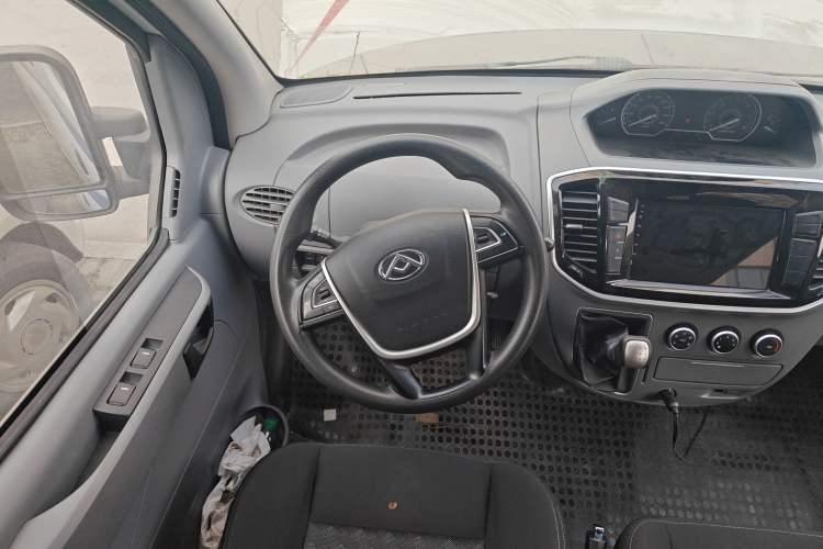 Used SAIC MAXUS Xintu V80 2019 2.5T Classic Edition 6-Speed Manual – Aoyuntong Short Wheelbase Mid-Height Design 5/6 Seats Steering Wheel