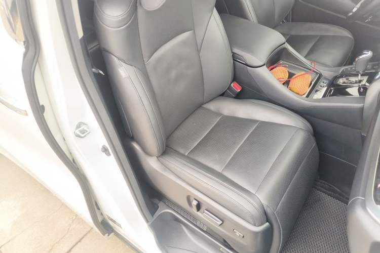 Used Toyota Vellfire 2023 Crown Dual-Engine 2.5L HV Luxury Edition Right Front Seat