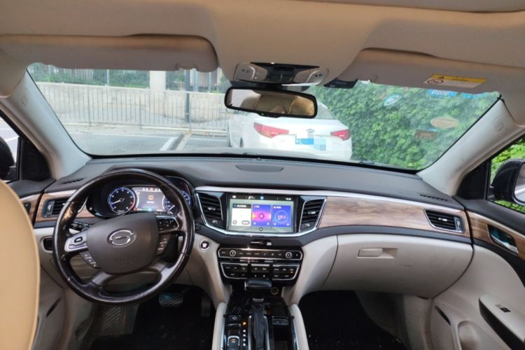 Used GAC Trumpchi GS8 2017 320T Two-Wheel Drive Luxury Smart Connectivity Version (7 Seats) Center Console