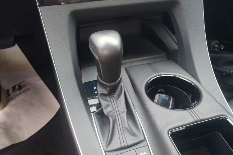 Used Toyota Avalon 2019 Dual-Engine 2.5L Luxury Edition China VI Standard Gear Lever