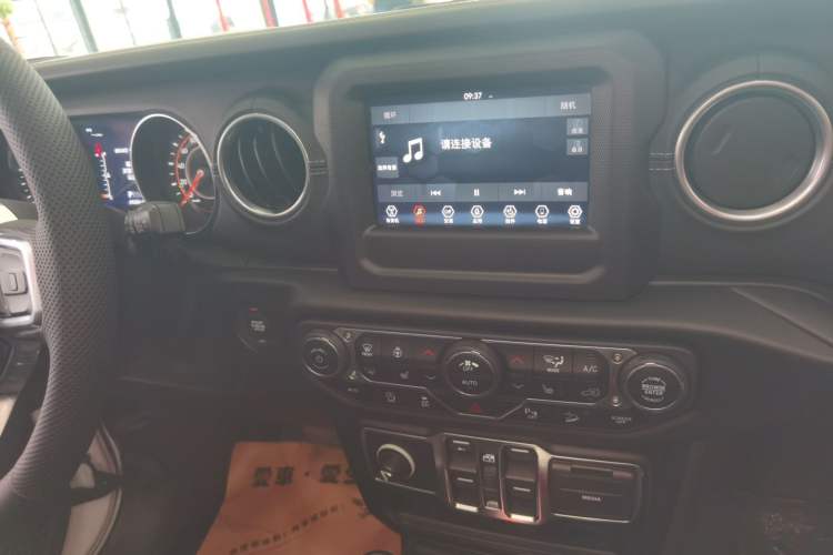 Used Jeep Wrangler 2019 2.0T Sahara Four-Door Electric Convertible China VI Emission Standard Audio And AC Panel