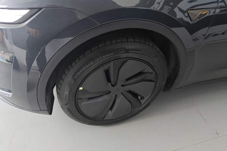 Used Tesla Model Y 2025 Long-Range All-Wheel-Drive Version Left Front Wheel Hub