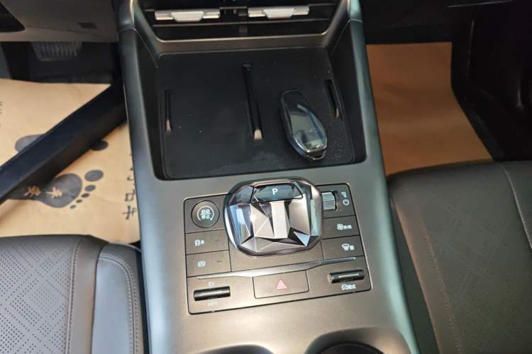 Used BYD Qin PLUS 2025 DM-i Smart Drive 55KM Leading Model Gear Lever