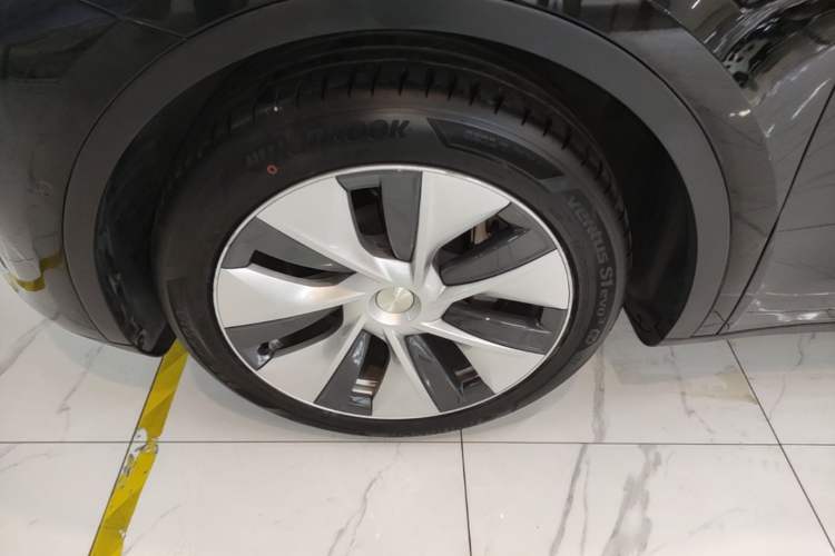 Used Tesla Model Y 2021 Long-Range All-Wheel-Drive Version 3D7
