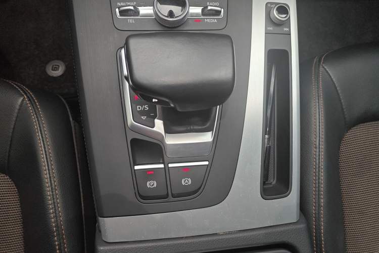 Used Audi Q5L 2018 40 TFSI Prestige Fashion Edition China VI Gear Lever