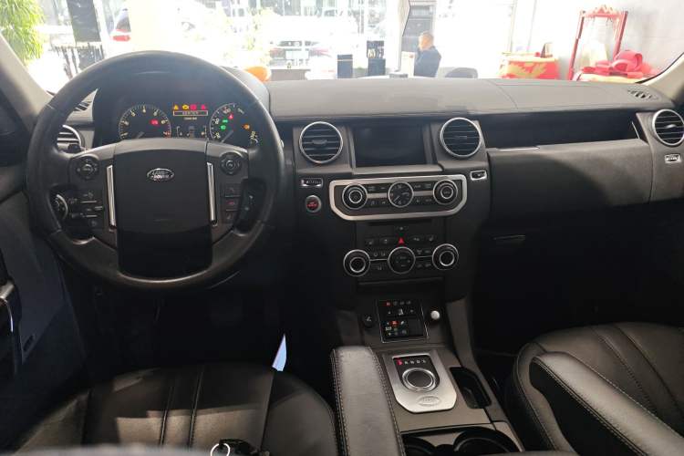 Used Land Rover Discovery 2015 3.0 SC V6 HSE Center Console