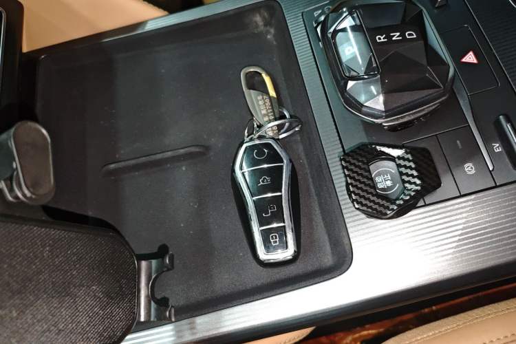 Used BYD Song L DM-i 2024 112 km Leading Edition Interior 1