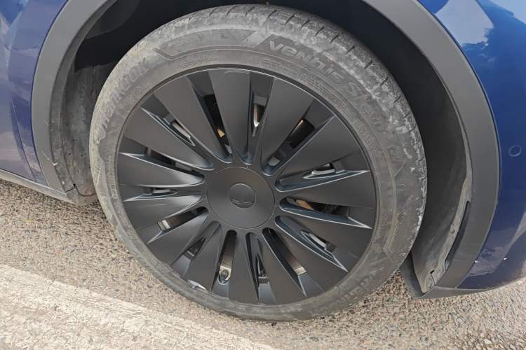 Used Tesla Model Y 2021 Long-Range All-Wheel-Drive Version Right Front Wheel Hub