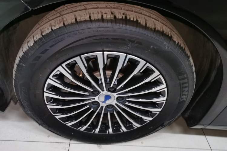 Used Denza D9 2024 DM-i 980 Four-Wheel Drive Prestige Model Left Front Wheel Hub