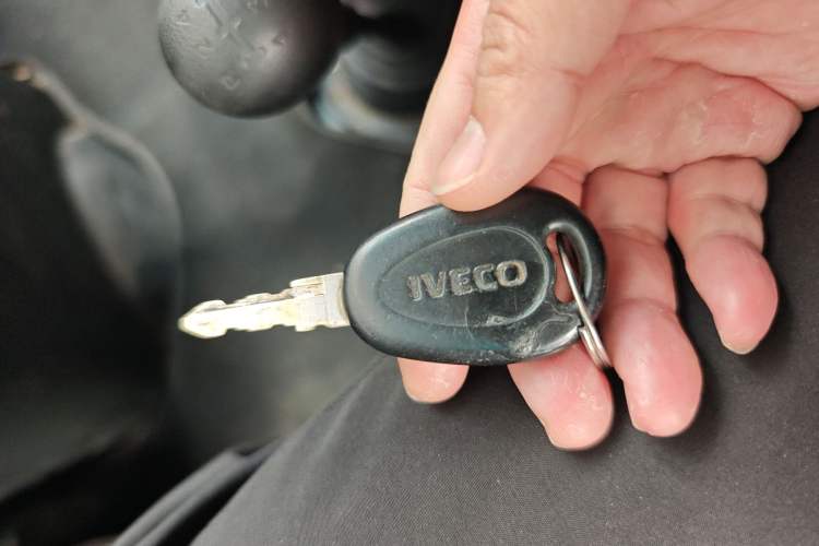 Used Iveco Daily 2020 2.5T A35 Passenger Van with Dual Tires Mid-Roof Design 5-9 Seater China V Emission Standard