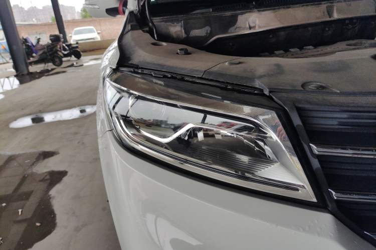 Used Dongfeng Fengon 580 2018 Revised Version 1.8L Manual Comfort Edition Right Front Headlight