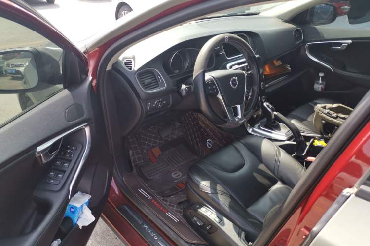 Used Volvo V40 2017 T3 Zhiyi Edition
