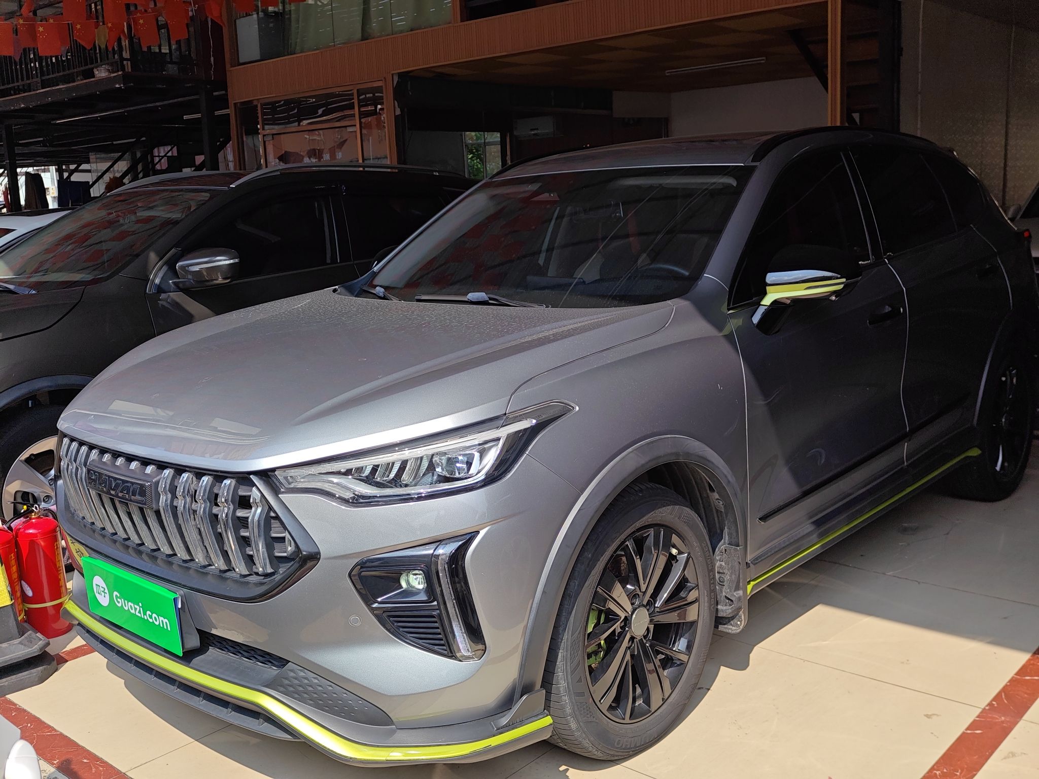 Под передней частью автомобиля