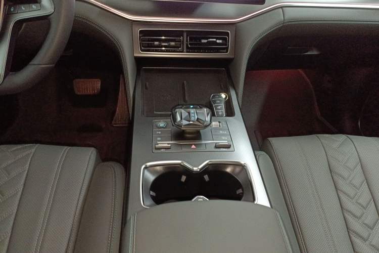 Used BYD Song L DM-i 2025 Intelligent Driving Version 160 km Beyond-Range Type Gear Lever