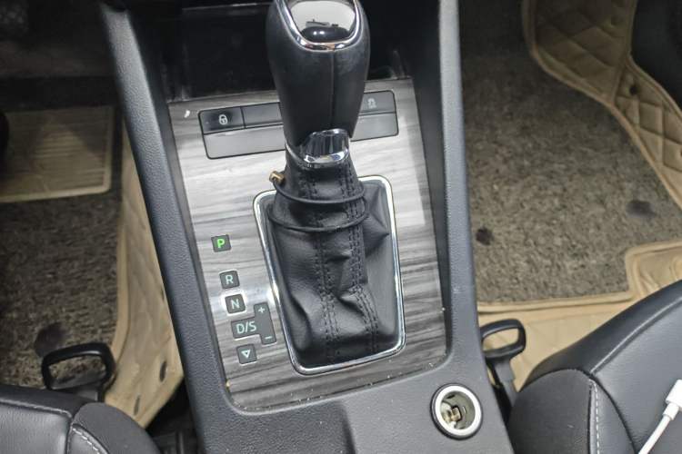 Used Skoda Octavia 2017 1.6L Automatic Smart Drive Edition Gear Lever