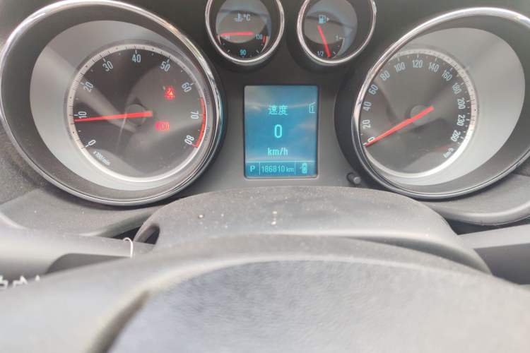 Used Buick Regal 2015 1.6T Leading Technology Model Odometer Close Up