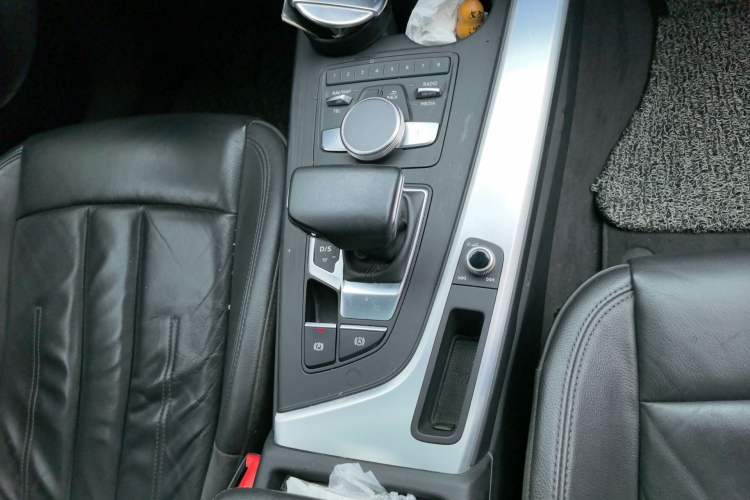 Used Audi A4L 2019 40 TFSI Fashion Edition China VI Emission Standard Gear Lever