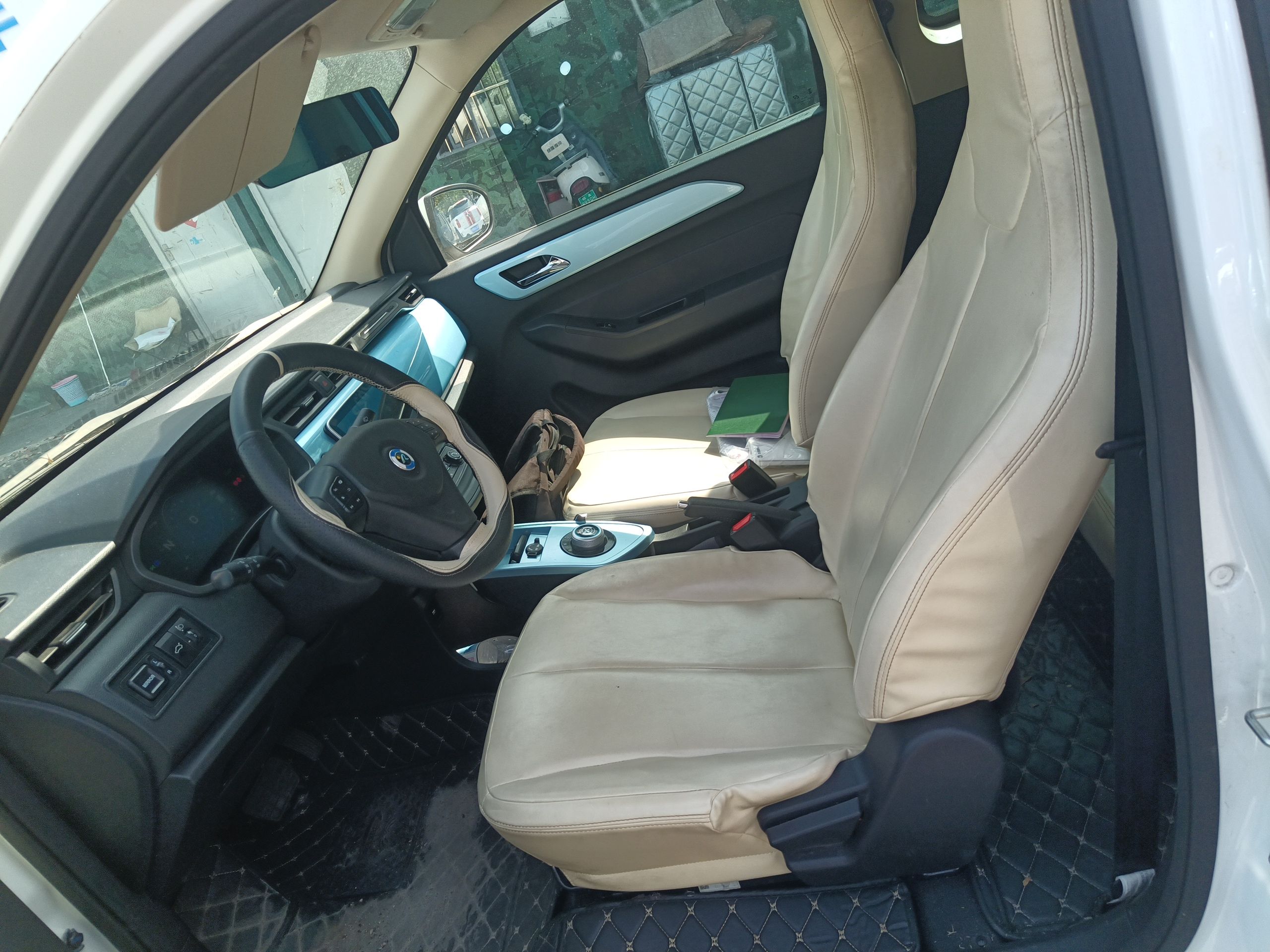 المقاعد الأمامية داخل السيارة