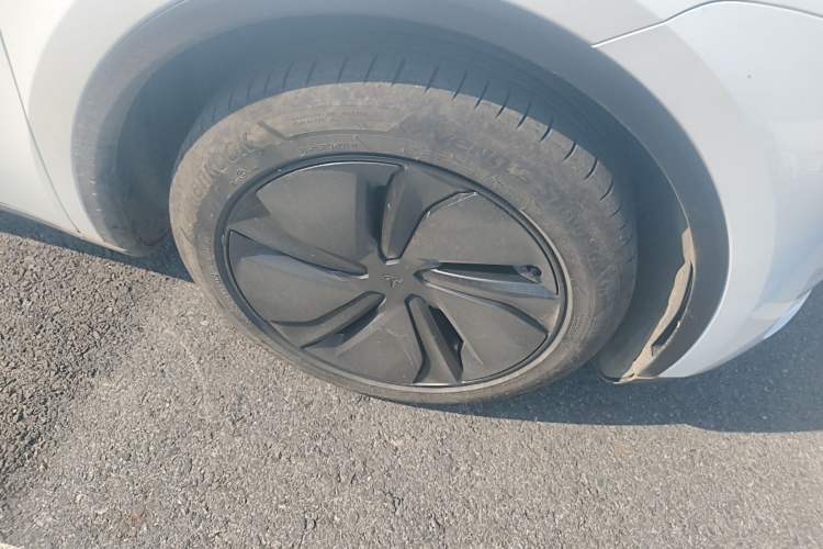 Used Tesla Model Y 2025 Long-Range All-Wheel Drive First Edition Right Front Wheel Hub