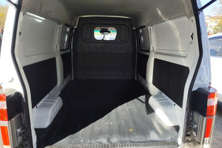 Used Jinbei Hiace X30 2021 1.5L Wealthy Single-Steaming Air-Conditioned Van China VI Standard SWC15M