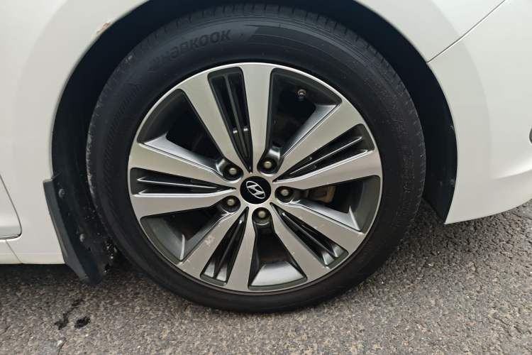 Used Hyundai Mistra 2016 1.8L Automatic Deluxe DLX Model Right Front Wheel Hub