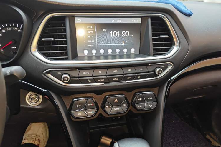 Used GAC Trumpchi GS4 2017 235T Automatic Two-Wheel Drive Luxury Smart Connectivity Version Audio And AC Panel