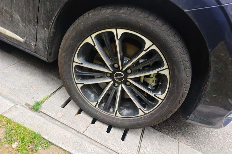 Used Roewe iMAX8 2022 400TGI Prestige Edition Right Front Wheel Hub