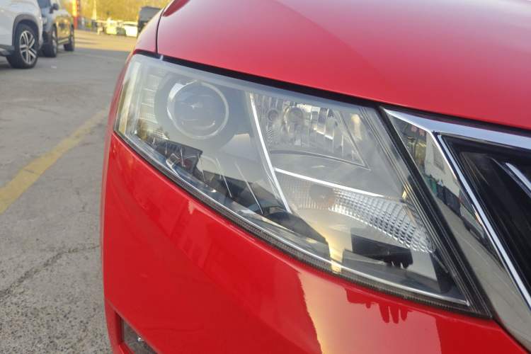 Used Skoda Rapid Spaceback 2018 1.6L Automatic Sport Edition Right Front Headlight