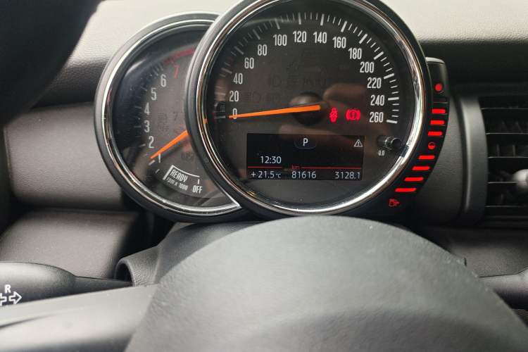 Used MINI 2014 1.2T ONE+ Odometer Close Up