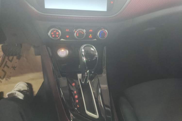 Used Nissan Lannia 2019 1.6L CVT Smart Connect Smart Cool Version China VI Standard Gear Lever