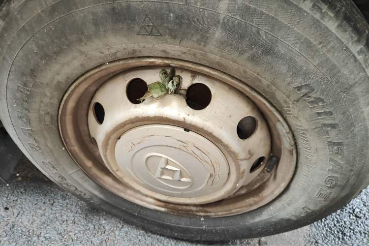 Used SAIC MAXUS Xintu V80 2017 2.5T 5-Speed Manual Aoyuntong National V Short Wheelbase Mid-Roof 5/6/10-Seater
