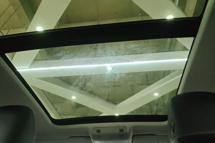 Used Volkswagen Tayron 2023 280TSI Two-Wheel-Drive Luxury Plus Advanced Version Headliner