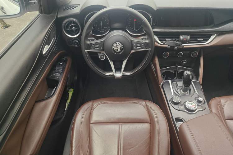 Used Alfa Romeo Stelvio 2017 2.0T 280HP Luxury Edition Steering Wheel