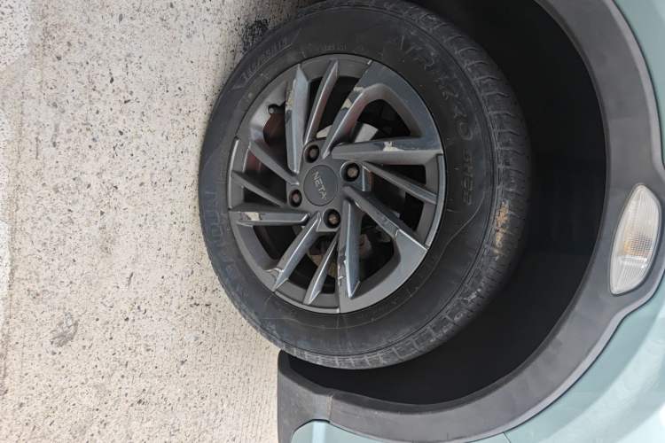 Used NETA V 2021 Standard Range Entertainment Version – Upgraded Model Right Front Wheel Hub