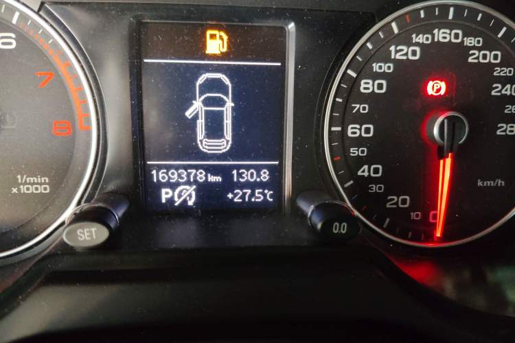 Used Audi Q5 2015 40 TFSI Technology Edition Odometer Close Up