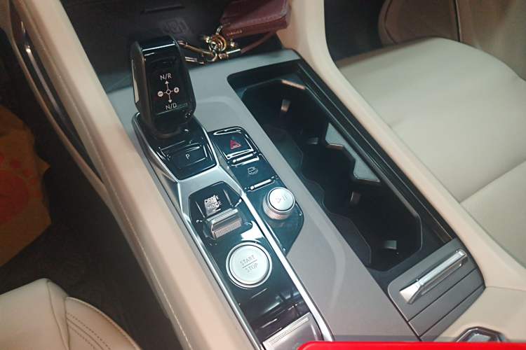 Used Lynk & Co 09 EM-P 2024 2.0TD EM-P Four-Wheel Drive HALO Six-Seater Gear Lever