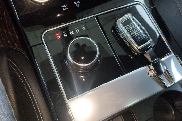 Used Land Rover Range Velar 2018 P380 R-DYNAMIC SE Gear Lever